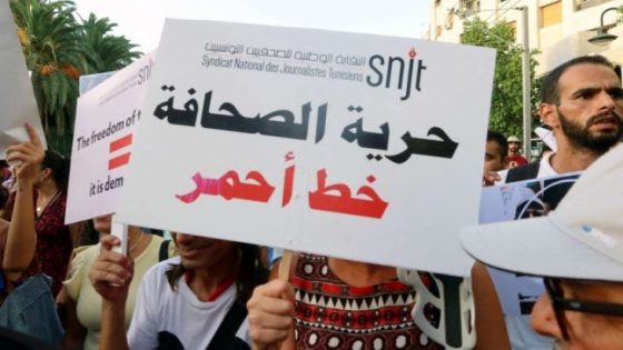 تونس.. صحفيون يحتجون أمام البرلمان بعد منع الإعلام الخاص والأجنبي من تغطية جلساته