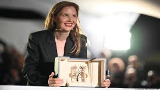 مهرجان كان السينمائي.. الفرنسية جوستين ترييه تفوز بالسعفة الذهبية عن فيلمها “أناتومي دون شوت”