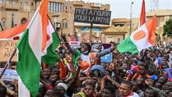 النيجر.. الآلاف يدخلون في اعتصام مفتوح أمام القاعدة الفرنسية