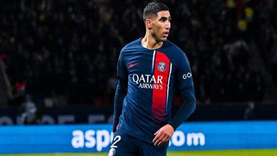 حكيمي في التشكيلة الباريسية ضد شتوتغارت