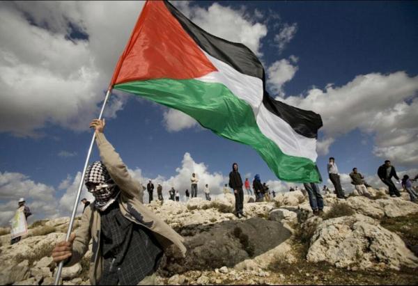 علم فلسطين مرفوع في مشهد أرشيفي