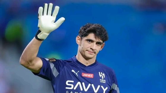 ياسين بونو يتوج بجائزة أفضل حارس في الدوري السعودي