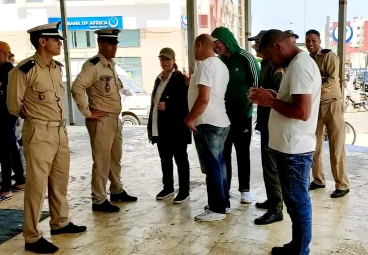 السلطات المحلية بالقنيطرة تُخلي زنقة سبانيول من الفراشة وتنظف الشار