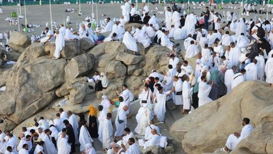 حاجة باكستانية تضع مولودها على جبل عرفات