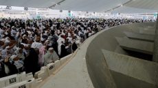 الحجاج يرمون جمرة العقبة الكبرى مع قرب ختام موسم الحج
