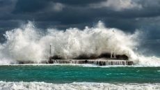 موجة تسونامي بارتفاع 80 سنتيمترا تضرب اليابان بعد زلزال قوي