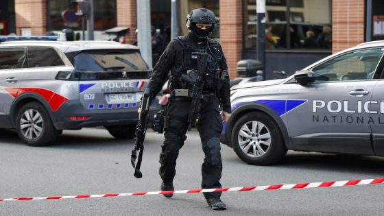 A French National Police Search and Intervention Brigade officer (BRI) stands near the restaurant "Pizza L'Olivier" in Issy-les-Moulineaux, suburbs of Paris, on November 16, 2024, where the son of the owner of the restaurant is "entrenched" in his establishment and "holding several employees" Paris fire department (Brigade des sapeurs-pompiers de Paris - BSPP)told AFP. A large police force surrounded the restaurant, a few dozen meters from the Paris ring road, AFP journalists observed, on November 16, 2024. (Photo by Ian LANGSDON / AFP)