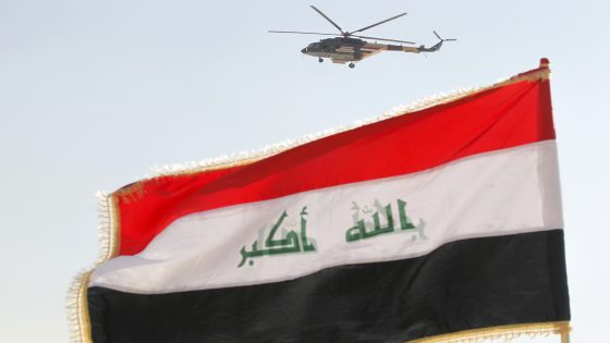 علم العراق في صورة من أرشيف رويترز.