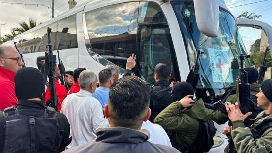 إسرائيل تحرر مئات الفلسطينيين