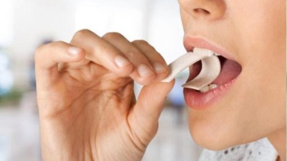 دراسة تكشف خطورة مضع العلكة