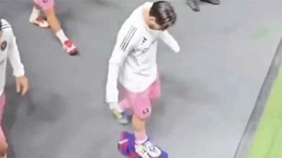 ميسي يثير الجدل بعد دعسه على قميص برشلونة