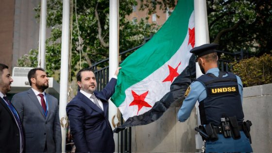 للمرة الأولى.. رفع علم سوريا الجديد أمام مقر الأمم المتحدة