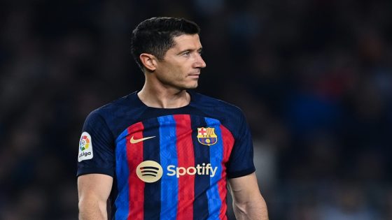 ليفاندوفسكي يعود إلى تمارين برشلونة