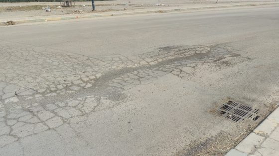 شريان تيسة الرئيسي يئن تحت وطأة شاحنات الرمال: غضب الساكنة يتصاعد و”حلبة السباق” تهدد الأرواح والمصالح!