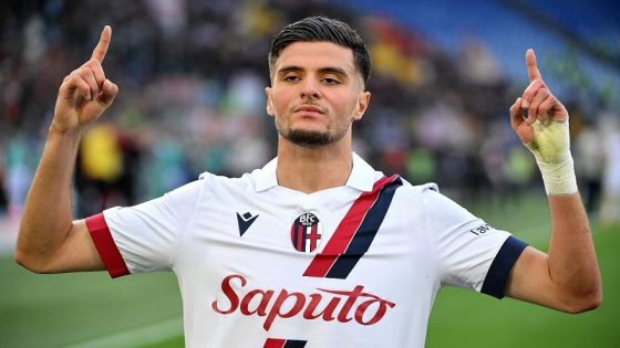 بولونيا بلاعبه المغربي أسامة العزوزي يتوج بكأس إيطاليا على حساب ميلان