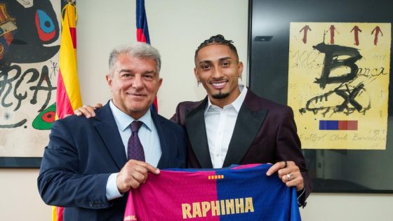 رسميا.. رافينيا يمدد عقده مع برشلونة