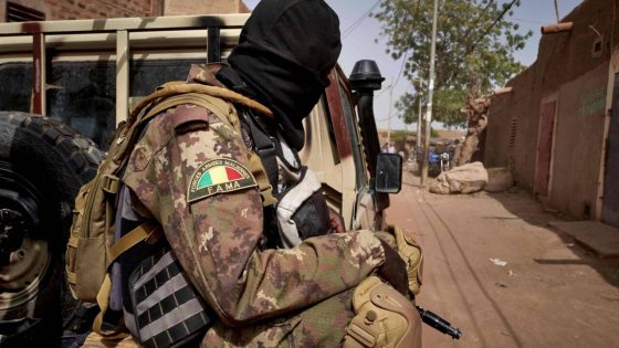 A soldier of the Malian army is seen during a patrol on the road between Mopti and Djenne, in central Mali, on February 28, 2020. - A week earlier Mali's Prime Minister announced the dismantling of the security checkpoints organized by the traditional militia hunters Dan Na Ambassagou from Dogon country. (Photo by MICHELE CATTANI / AFP)