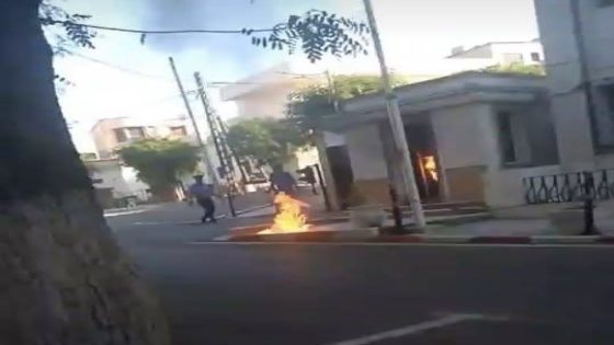محاولة انتحار مروعة أمام وزارة العدل بالجزائر: شاب يشعل النار في نفسه احتجاجًا على “الظلم”