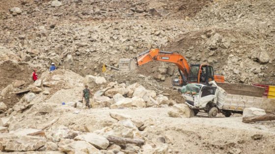 إندونيسيا.. ارتفاع حصيلة ضحايا الانهيار الصخري إلى 17 شخصا