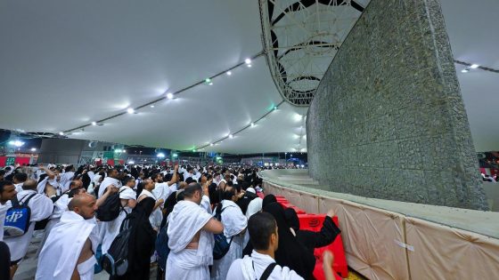 أول أيام التشريق.. الحجاج يواصلون رمي الجمرات الثلاث