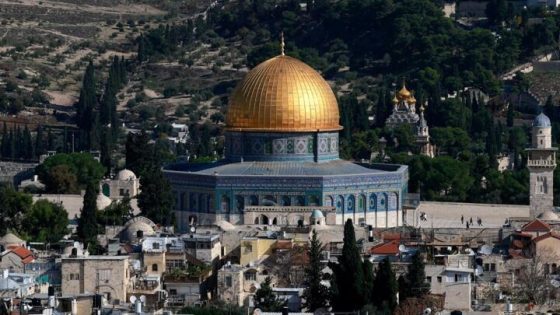 السلطات الإسرائيلية تعيد فتح أبواب المسجد الأقصى أمام المصلين بعد إغلاق دام 12 يوما