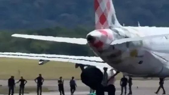 مأساة في إيطاليا.. محرك طائرة “يبتلع” رجلا أثناء الإقلاع