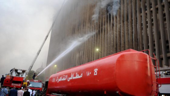 اندلاع حريق كبير بمركز اتصالات رئيسي في وسط القاهرة