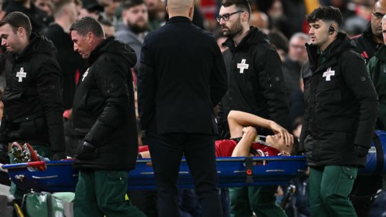إصابة خطيرة للمدافع الإيطالي ليوني في أول ظهور له مع ليفربول