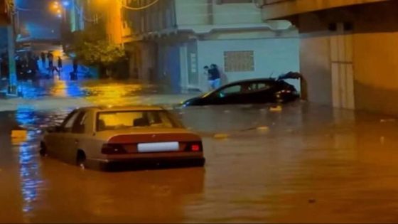 سيول تجتاح العروي وتغمر المنازل وتغلق طرقاً بالناظور