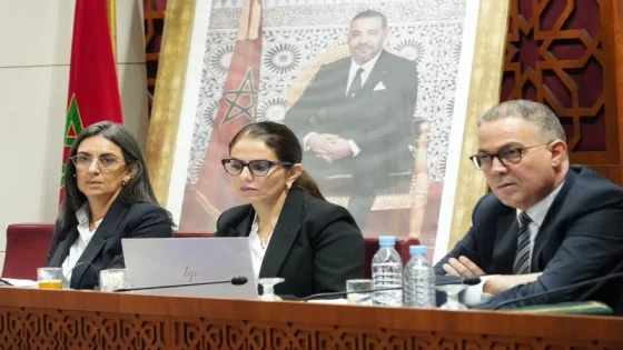 المغرب يُعزز صمود ماليته العمومية: توقعات بانخفاض عجز الميزانية إلى 3.5% في 2025 والمديونية نحو 65% بحلول 2027