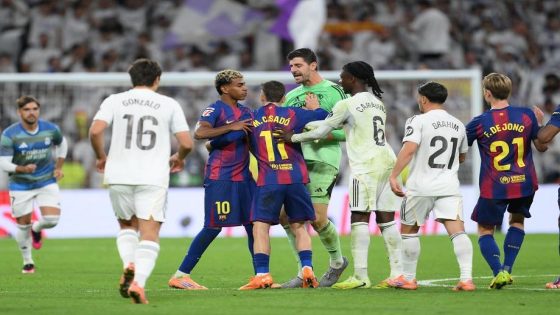 شجار بين لاعبي ريال مدريد وبرشلونة بعد نهاية الكلاسيكو