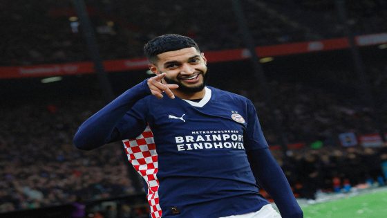 هاتريك صيباري يقود آيندهوفن إلى صدارة الترتيب