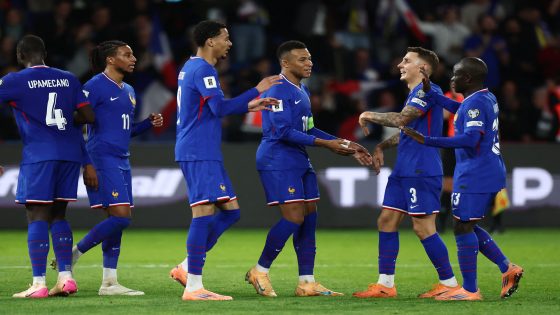 كيليان مبابي يحتفل مع زملائه في منتخب فرنسا بتسجيله الهدف الثالث لفريقه في مباراتهم أمام منتخب أوكرانيا يوم الخميس على ملعب بارك دي برانس في باريس ضمن التصفيات الأوروبية المؤهلة لكأس العالم لكرة القدم 2026 . تصوير: ستيفان ماهي - رويترز