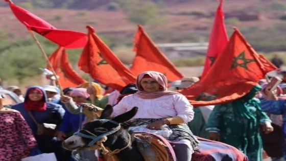 نساء دوار تالحيانت يخرجن في مسيرة سلمية نحو عمالة خنيفرة للمطالبة بإصلاح الطريق وتوفير الماء الصالح للشرب