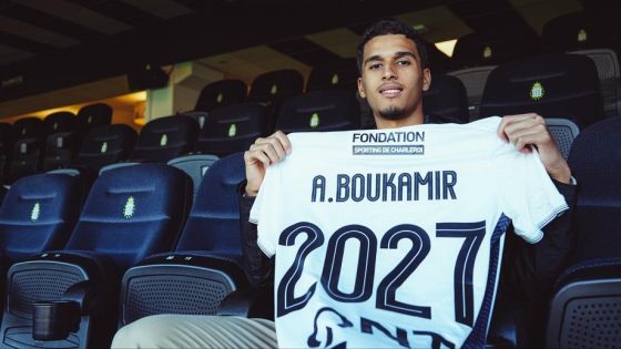 المغربي أمين بوكامير يجدد عقده مع سبورتينغ شارلوروا البلجيكي
