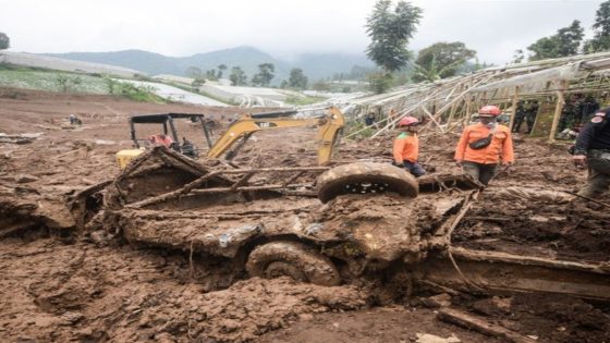 ارتفاع عدد ضحايا الانهيار الأرضي في إندونيسيا إلى 53 قتيلا