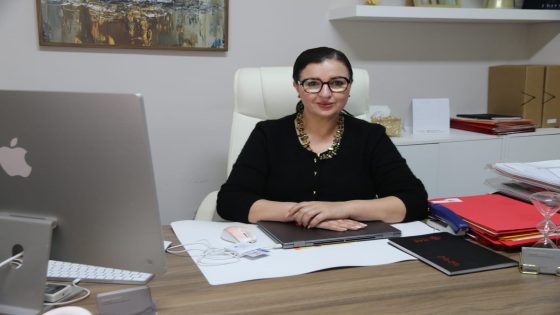 برشلونة — وسط الساحة القانونية الإسبانية تبرز المحامية المغربية “وسيمة أملوك” كإحدى الوجوه البارزة في الدفاع عن حقوق المغاربة والمهاجرين داخل إسبانيا