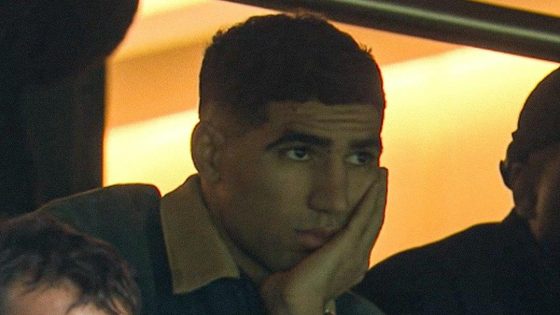 حكيمي يدعم باريس سان جرمان من المدرجات