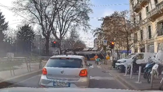 قتيلان وعشرات الجرحى إثر انحراف ترامواي في ميلانو