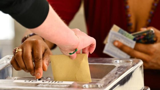 فرنسا.. نسبة التصويت في الانتخابات البلدية تبلغ 48,90 بالمئة