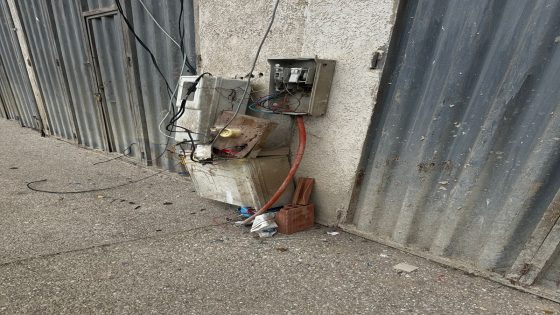 فضيحة من العيار الثقيل بفاس.. ساكنة “باب الغول” في ظلام دامس والشركة تتحجج بـ “نفاد العدادات”