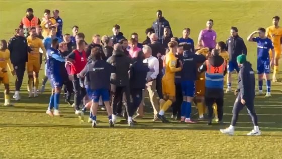مباراة تنتهي بشجار جماعي في الدوري الوطني الإنجليزي