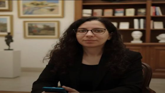 تزدحم الأفكار في عقلي وتعجز الأحاسيس عن تلحينها 