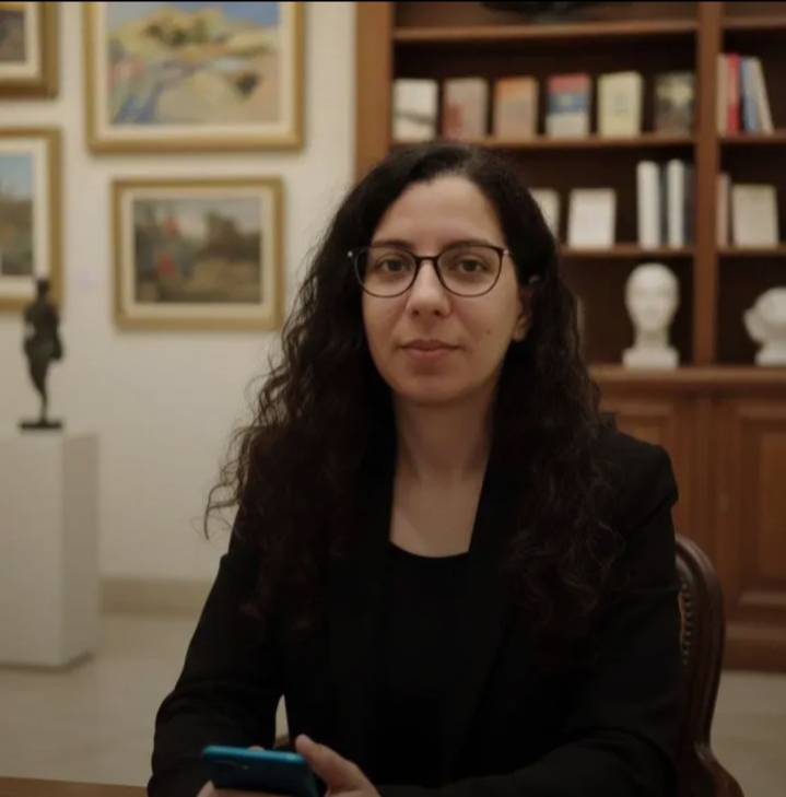 تزدحم الأفكار في عقلي وتعجز الأحاسيس عن تلحينها 