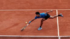 الإصابة تحرم ألكاراس من الدفاع عن لقبه في رولان غاروس