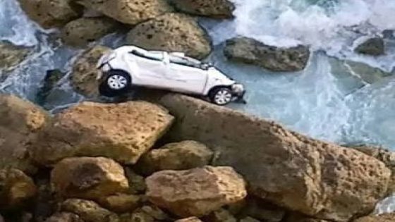 مصرع زوجين وطفلهما في حادث سقوط سيارة بمنحدر صخري بالجرف الأصفر