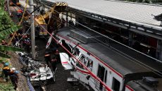 أندونيسيا .. ارتفاع حصيلة ضحايا تصادم قطارين إلى 14 قتيلا