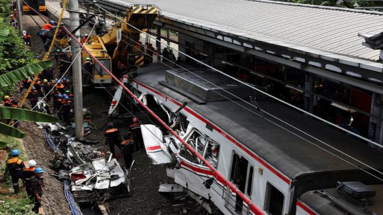 أندونيسيا .. ارتفاع حصيلة ضحايا تصادم قطارين إلى 14 قتيلا