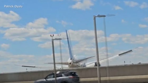 طائرة بوينغ 767 تابعة لـ”يونايتد إيرلاينز” تصطدم بشاحنة على طريق سريع