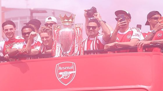 أرسنال يحتفل بلقب الدوري الإنجليزي بعد يوم من الخيبة الأوروبية